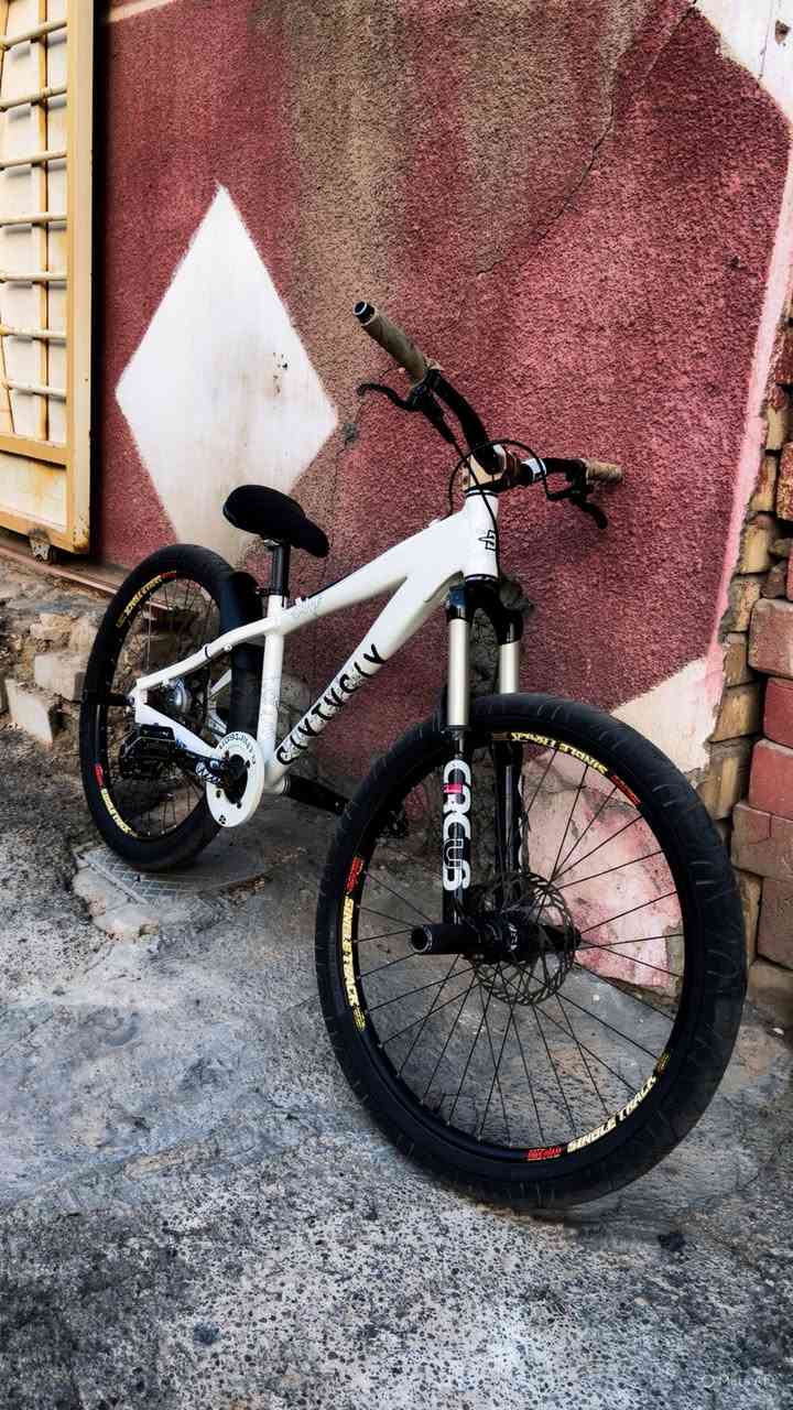 هذا البايك Dirt Jump Bike ✅ 
 الفريم Brave Machine (الموديل: 2010.Brave).
 الدبل (Fork) نضام التحكم هيدروليكيManitou Circus.
 نظام التوجيه (Headset): FSA.
 الكرنك (Crankset): Shimano FC-M532 (طول 170 ملم).
 نظام التروس (Chainring): e*thirteen.
 الدواسات (Pedals): Mongoose.
 العجلات (Rims): Sun Rims - Single Track (قياس 26 بوصة).
 الإطارات (Tires): Maxxis Hookworm (قياس 26x2.50).
 نظام الفرامل: الفرجار (Caliper) ماركة Semilog، ومقبض الفرامل من Shimano.
مكاين سنكل طرب 
علية حمالات المنيوم بس الاماميات كلش خيفات 
البايك ما بي شغلة وحدة تجارية كلة اصلي وماركات عالمية 
سعرالبايك ( 8 ورقات )✨✨


**إذا كنت صاحب هذا الإعلان وتريد حذفه لأي سبب، رجاءا أرسل رسالة إلى الدعم الفني**