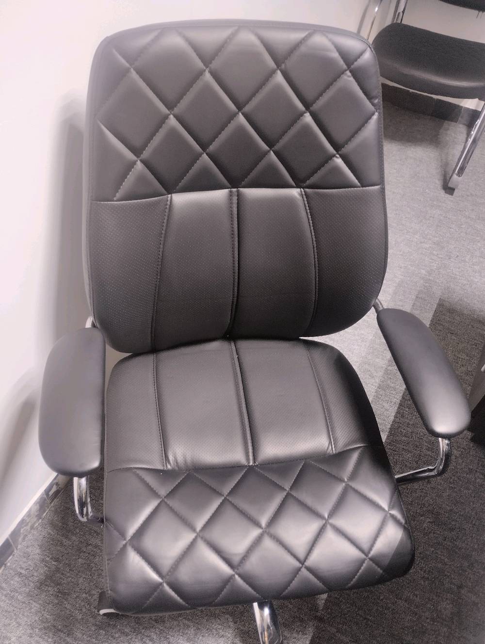 ميز اجتماعات 
ميز مكاتب عدد 2
كراسي مكاتب عدد 2
العنوان المنصور البيجيه قرب بوابه المنصور ستي