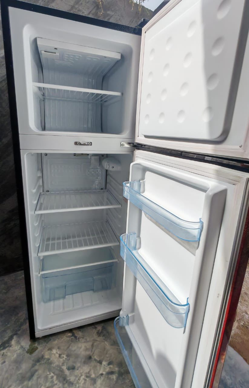 للبيع ثلاجه مستخدمة نضيفه كلش 
شرط الشغل والتجميد 
السعر ١٧٥ 
***********
