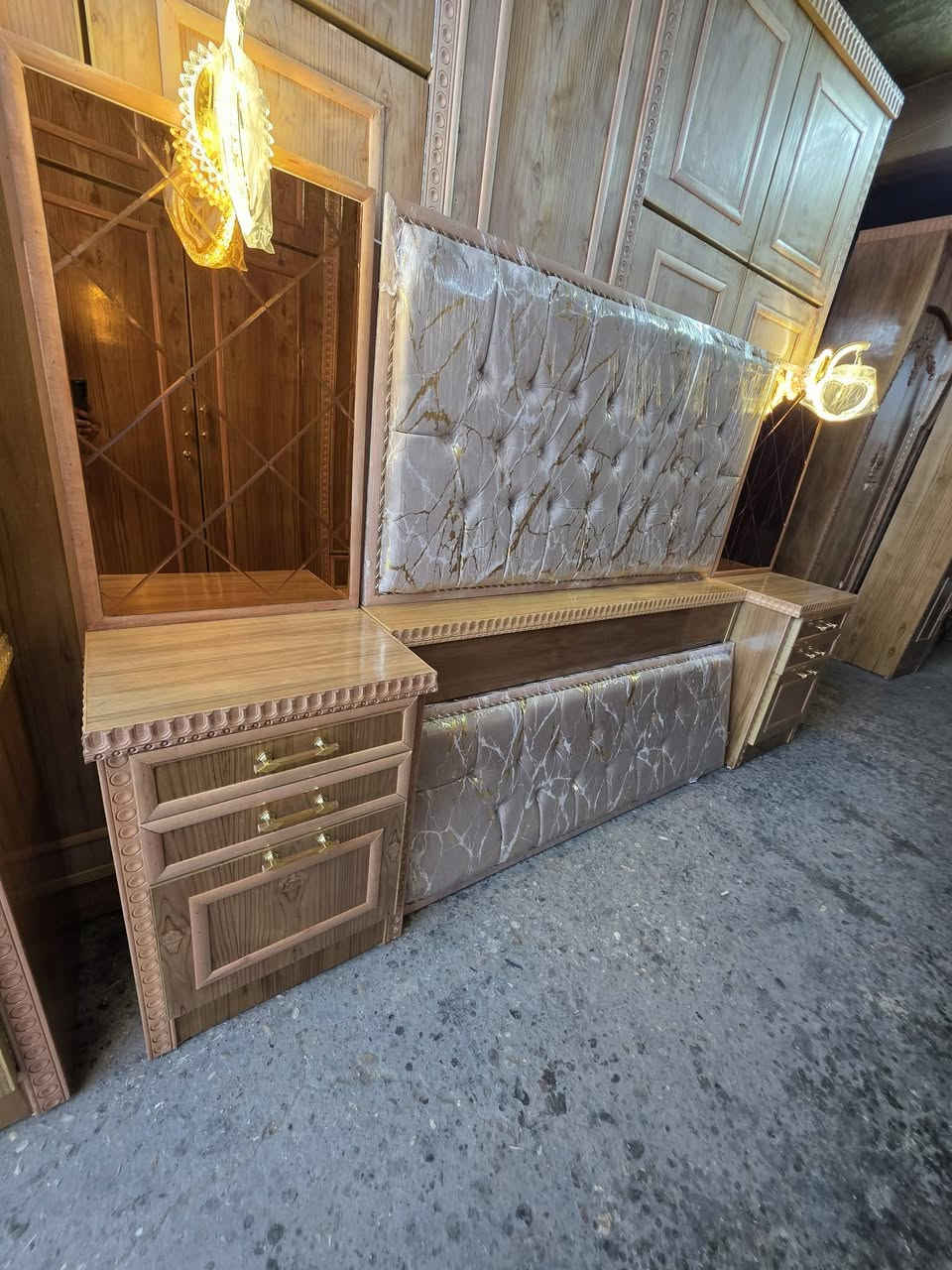 غرفه 5 ابواب. ملحق فصال تركي خشب عراقي صاج 5مليم شرط ثقيل درجه اولئ السعر 150مليون عليه عرض خاص فتره محدوده عنوان موصل باب جديده داخل ساحة نادي الفتوه الرياضي مقابل افران السيد رجأ الما يشتري لا يخابر اقساط ما عندي  *********** اسيا ***********
