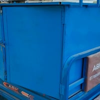 عندي عربة مولدة لونها أزرق، مصممة لتحقيق الكفاءة في توليد الطاقة. العر...