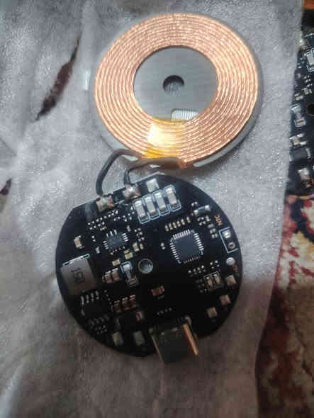 ٥٠ قطعة شكد تنطوني بيهة
خلي سعرك وبالعافية

الجسم الموضح في الصورة هو وحدة شحن لاسلكي. تُستخدم هذه الوحدات في المعدات الإلكترونية الشائعة للشحن اللاسلكي القريب أو توفير الطاقة. 
تعمل الوحدة باستخدام مجال كهرومغناطيسي لنقل الطاقة بين جسمين. 
تتكون الوحدة من مرسل (لوحة الدوائر المطبوعة) وملف عزل (الملف النحاسي). 
يمكن استخدامها كبديل لمصدر الطاقة اللاسلكي في المشاريع المختلفة. 
تتميز بكفاءة نقل عالية للطاقة، تصل إلى 90% في بعض الحالات
لطلب الاتصال على الرقم
***********
