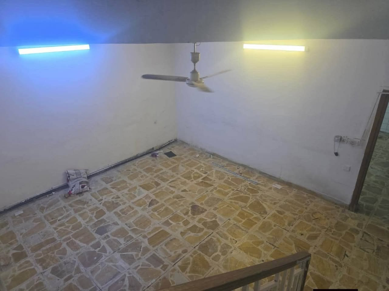 ايجارات سيديه. 1بيت موثث ٥٠ متر غرفتين وصاله ومطبخ وصحيات ٨٥٠.  2بيت موثث غرفتين وصاله ومطبخ وصحيات وكراج ٨٠٠.  3 مشتمل ارضى معزول غرفتين وصاله ومطبخ وصحيات وكراج ٧٥٠.  4طابق اول ٢٠٠ متر غرفتين وصالة ومطبخ وصحيات ٥٥٠. 5.شقه ارضيه ثلاثه نوم واستقبال وهول مطبخ وصحيات وكراج وحديقه ٦٠٠.  6شقه ارضيه غرفتين وصاله ومطبخ وصحيات وكراج وحديقه ٥٠٠.  7 شقه غرفتين واستقبال ومطبخ وصحيات ٥٥٠ طابق اول. 8 شقه طابق اول قرب التجاري غرفتين وصاله ومطبخ وصحيات ٦٠٠.  ترهم 9 بيت ١٠٠ متر قرب جسر الجادريه غرفتين وصاله ومطبخ وصحيات ٨٥٠.   10.شقه ارضيه ترهم طلاب عزاب ٥٠٠ غرفه وصاله ومطبخ وصحيات. 11.شقه غرفه كبيره اسويت ومطبخ موثث ٤٠٠ طابق اول. 12شقه غرفه وصاله ومطبخ وصحيات طابق اول ٣٥٠. 13 بيت ثلاثه طوابق ثلاثه نوم واستقبال وهول مطبخ وصحيات وكراج كفائات السيديه ٥٥٠. 4  1مشتمل ٥٠ متر غرفتين وصاله ومطبخ وصحيات ٥٠٠ جديد كفائات السيديه. 15.بيت شهداء السيديه ثلاثه نوم زيرو. ٥٥٠.   16بيت ثلاثه نوم واستقبال وهول اعلام. ٧٠٠.  17بيت ٤ نوم وكراج وحديقه ٨٠٠.اعلام شباب. 18مشتمل غرفه وصاله ومطبخ وصحيات ٣٥٠.بياع. 19مشتمل غرفه وصاله ومطبخ وصحيات ٤٠٠ شباب اعلام. 20.شقه ارضيه ثلاثه نوم واستقبال وهول مطبخ وصحيات وكراج وحديقه ٦٠٠.اعلام.  للاستفسار ***********

