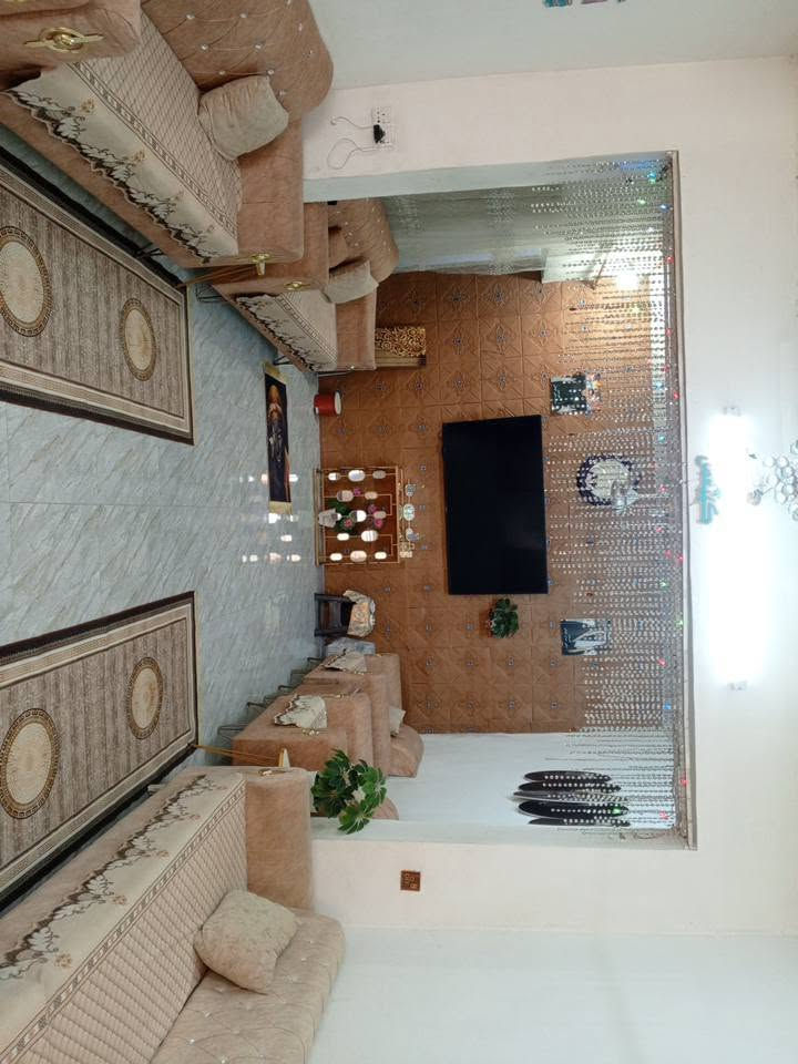 بيت للبيع شهداء النفط قرب ساحة الدكسن مساحة ١٠٠م طابقين الطابق الاول استقبال  طول ٨ ونص عرض ٤ +صالة +مطبخ حار +غرفة نوم ٥*٤+خدمات الطابق الثاني ثلاث غرف اثنين كبار ٥*٤ واحدة صغيرة سعر ١٧٥ الاستفسار ***********
