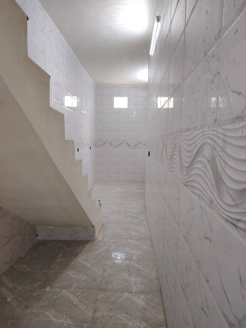 بيت للإيجار حي الانتصار شارع ٦٠ خلف المركز مساحة ١١٠ أمتار يتكون من غرفتين وهول واستقبال ومطبخ ومشتملات وبيتونه فول فول
ملاحضه شارع البيت ترابي وتعبان 
سعر الإيجار 200 ألف قفل قفل  للتواصل
***********
