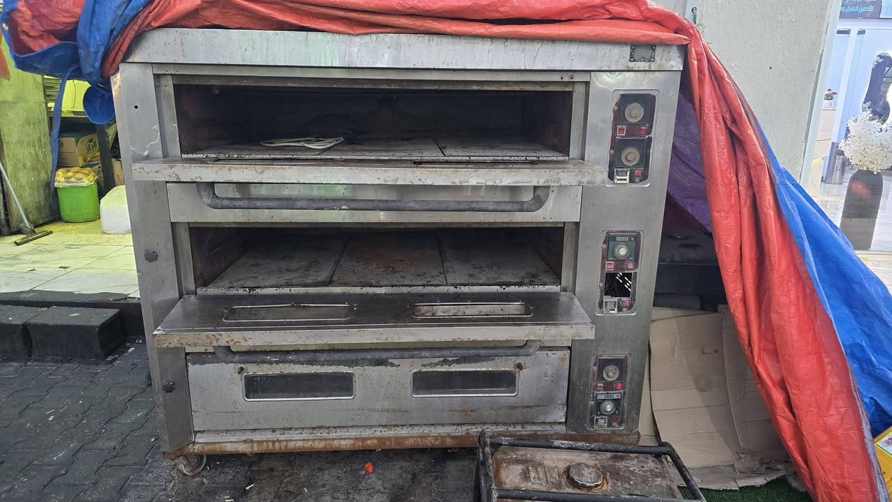 افران للبيع العدد 2فرن طبقي 1فرن غازي للدهينه كنافه اي شي يشتغل الافران نضيفه للتواصل الاتصال على الرقم ***********
