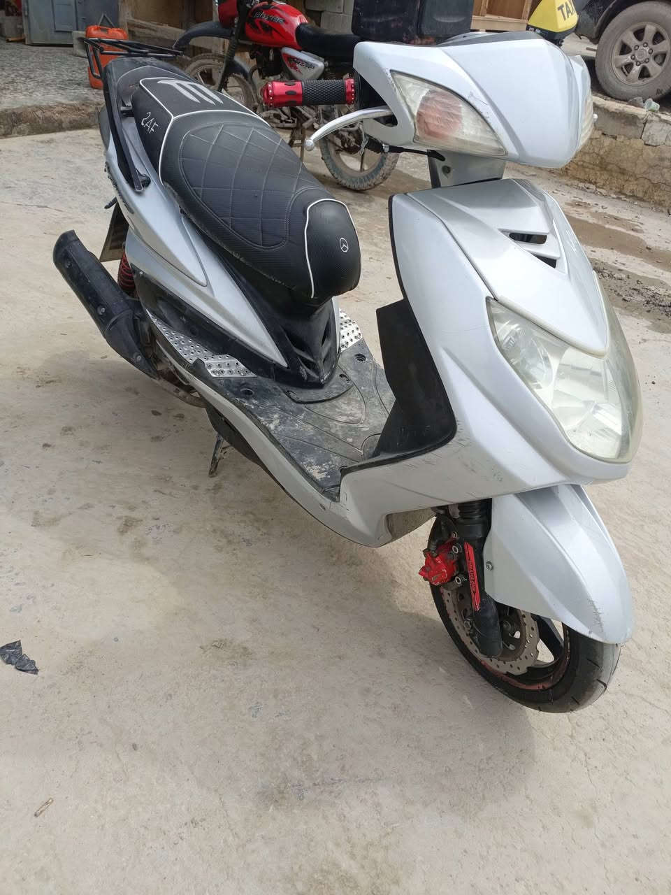 سلام عليكم درجه سكنس
للبيع درجه تخم تاير جديد محرك ناعم كابريتر جديد كهربايات مابيه شي درجه نضيفه كفراته نضيفه بس بيه شغله وحدة العرموطه مال هندر تخرط درجه مشالله حلوة و نضيفه بس اغسله و هاهيه مكانه ب شهدا سعرة 550و رقم ***********
