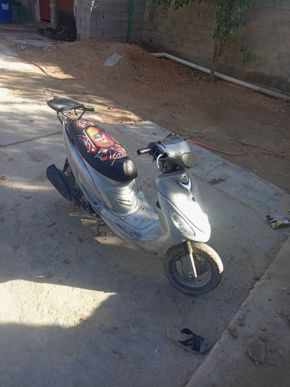 سلام عليكم دراجه ماكس منغولي البيع فقط بدون مراوس دراجه بلاديه كفاراته ختم واحد محرك بلادي العنوان بابل الحصوه السعر ٤٠٠وبيه مجال بصيط ***********
