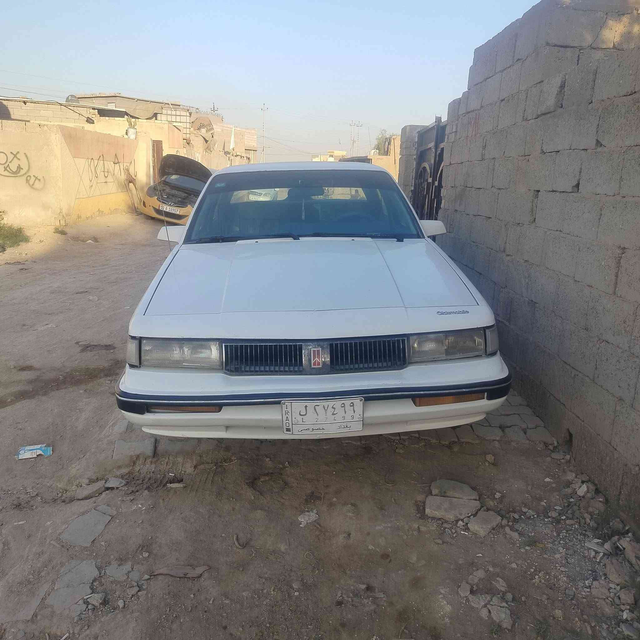 السلام عليكم سيارة اولدز للبيع رقم بغداد موديل 90 نضيفة كاملة من كلشي نقصها كمبريسر سيارة بلادية بيها بس تلث قطع صبغ اثر جراد للاستفسار الاتصال على الرقم ***********
