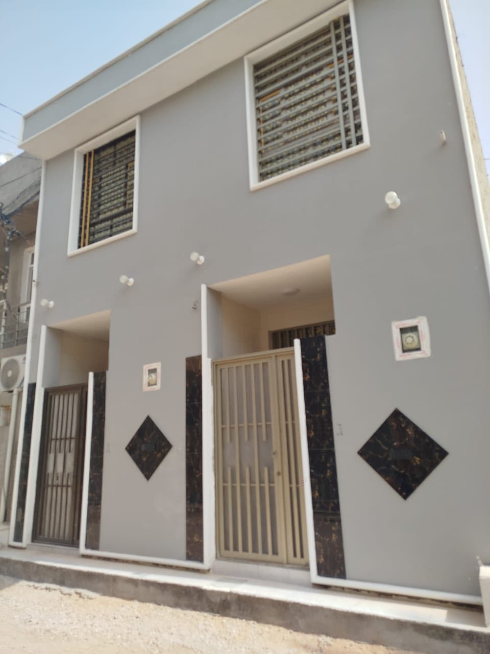 السلام عليكم
سعر البيت الواحد : ٨٥ مليون 
بيوت ثنين للبيع في كربلاء المقدسه مساحه كل بيت 50 متر طابق ونص بناء طابوق البيوت جدد بناء درجه اولى 
واجهه كل بيت 4 متر 
العنوان قرب مدينه العاب السندباد ومجمع انوار كربلاء السكني 
يبعد عن الامام 2 كيلو 
للاستفسار الاتصال على *********** 
أو واتساب 
نستقبل كافه عروضكم بيع وشراء
