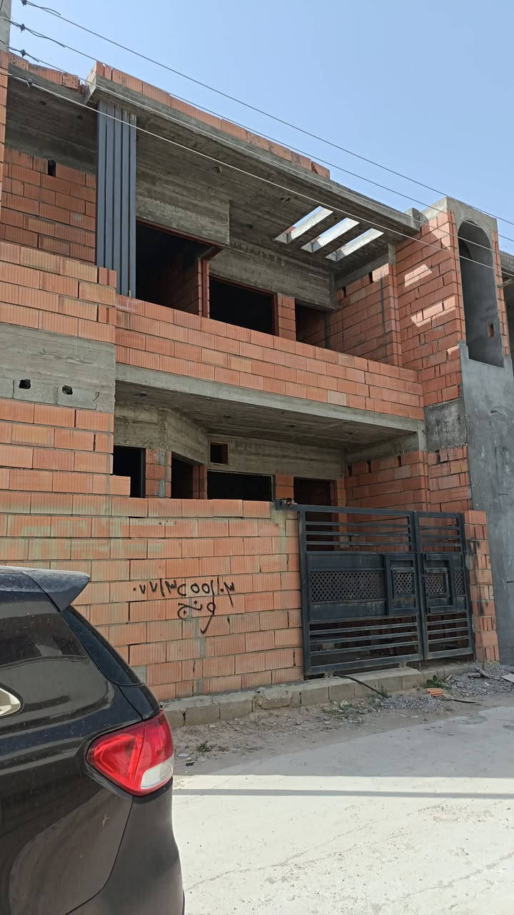 بيت للبيع في مجمع الوثبة ضفاف ديالى ١٠٠م واجه ٧ونص نزال ١٤ كهرباء بوري دفن بناء طابوق احمر اسوا  خدمات فول كهرباء تبليط مجاري نت ضوئى جميع الجهات شارع على الوثبة وشارع على أمير هواس للاتصال وات ساب ***********
