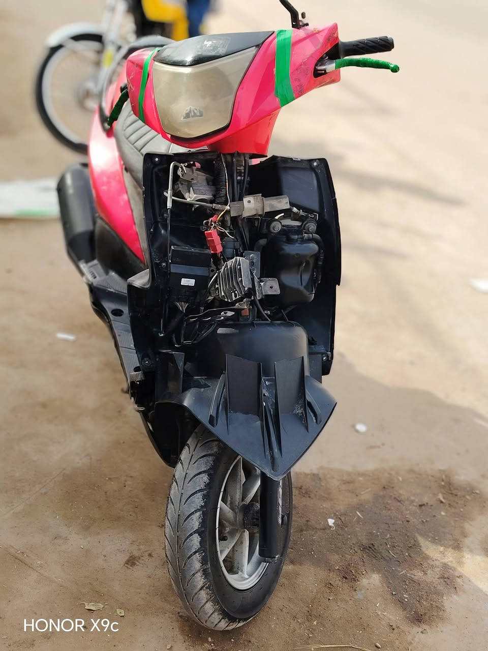 السلام عليكم دراجه جيتي ار مكينه ابلاديه مامفتوحه دراجه شلعه معدل خير من الله للبيع اومراوس العنوان بغداد سبع اقصور رقم ***********
