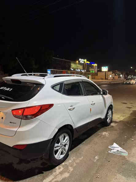 سلام عليكم توسان موديل 2013 خليجي بيها حادث قبغ جنطه اهنا بلعراق وصبغ عام جماليه كير محرك مكفولات ومحرك 2000 ومواصفات السياره شاشه تحكم ستيرن كامرا خلفيه بنوراما مكان السياره بغداد  السعر 120 وبيها مجال 
رقم التلفون ***********
