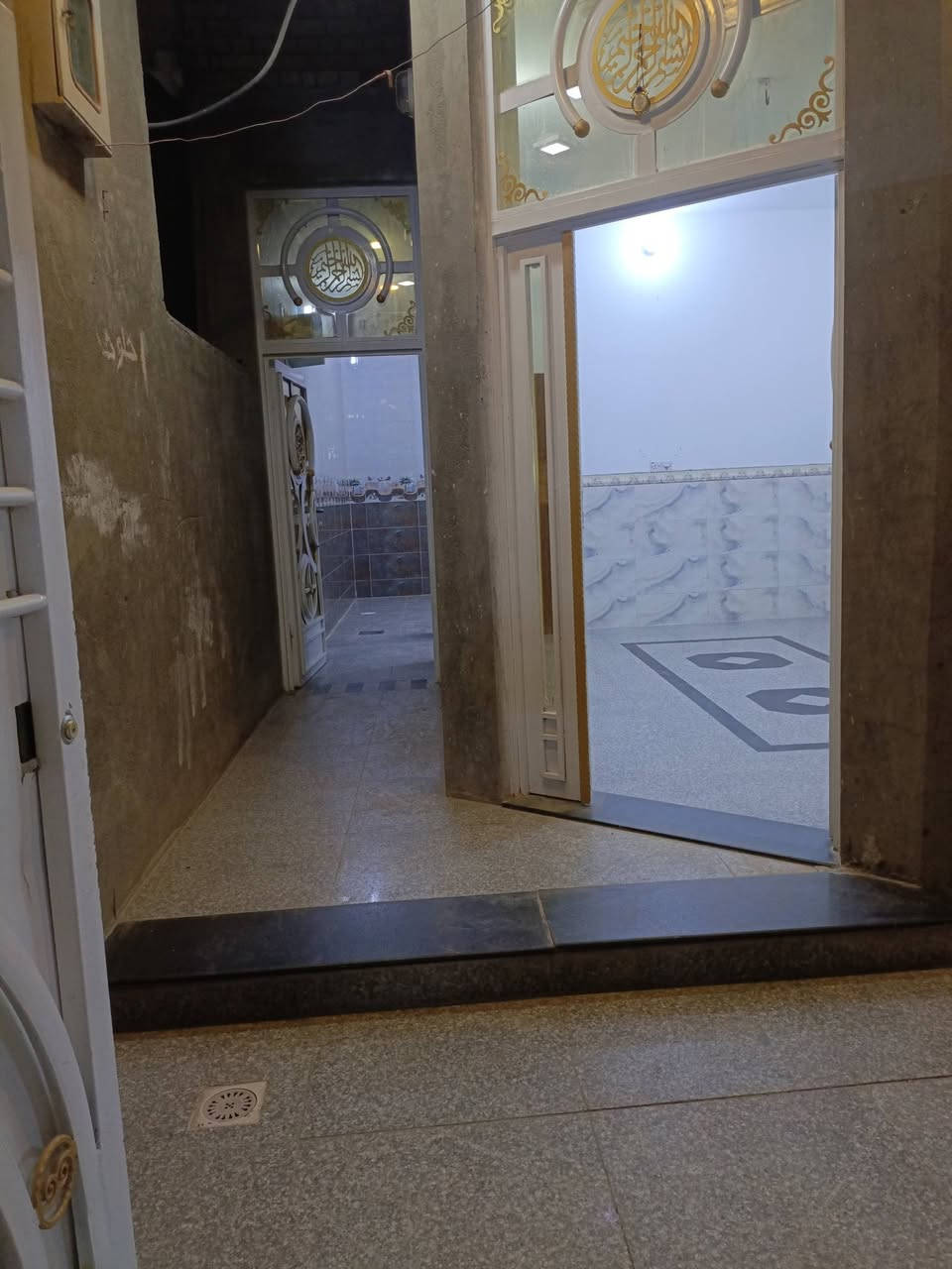 السلام عليكم مشتمل للبيع 100م طولاني جاهز وفارغ العنوان حي الحوراء شارع المدارس قرب  مدرسة التعاون العربي السعر المطلوب 75 مليون وقابل للتفاوض الاتصال على الارقام التاليه 
***********
***********
