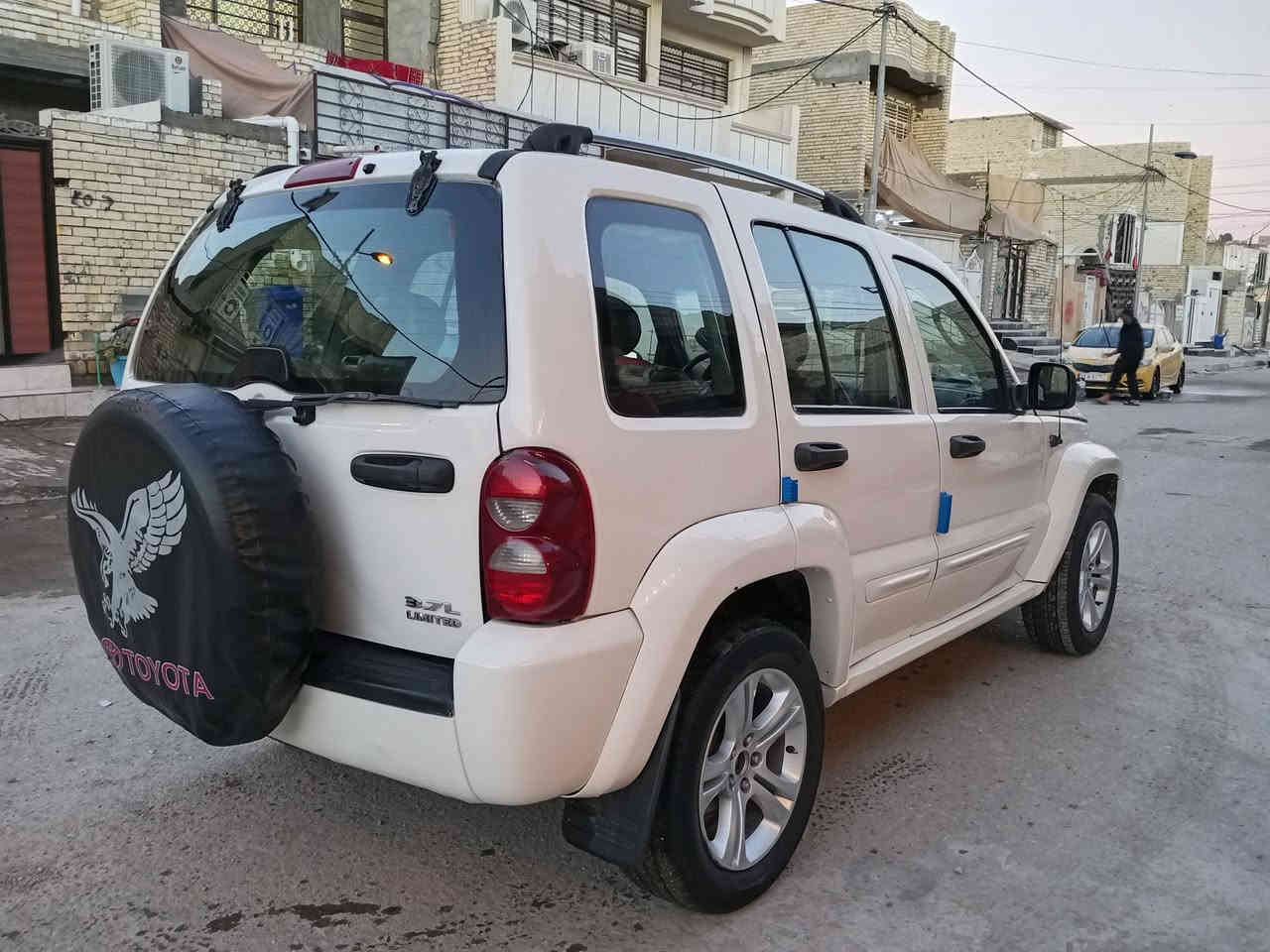 السلام عليكم بيع مستعجل  جيب لبرتي 2006 مكينه وكير جدد بيهه حادث الجاملغ الخلفي جهت الصدر وبيهه صبغ مكانات حداديتهه كلش حلوه تبريد شغال السياره فول مواصفات فتحه فورويل كشنات  كهرباء تتفئى وتبريد بل كشنات  تخم تاير اويل كب جديد رقم كربلاء مشروع وطني شرط التحويل سنويه لل2029
السعر 68وبيهه مجال قليل 
مكان السياره بغداد مدينه الصدر 
الاستفسار *********** سجاد
