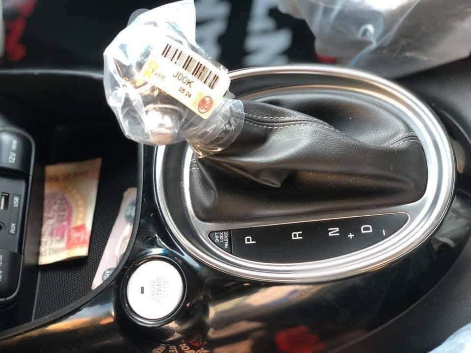 السلام عليكم
كيا صول فول مواصفات 1/1 
موديل 2018
ماشيه 39 ميل رقم بغداد
بلعراق بيها طخه بلجاملغ
ايرباكات سليمه    
محرك 2000 
بانوراما وبيه بصمتين 
كشنات جلد لونين
رادار امامي 
كشنات كهرباء تدفئه تبريد 
سستم صوت كامل 
وبعد هواي مواصفات بيها 
مكان السياره شارع فلسطين 
السعر135 ورقه وبيها مجال
 للاستفسار ***********
