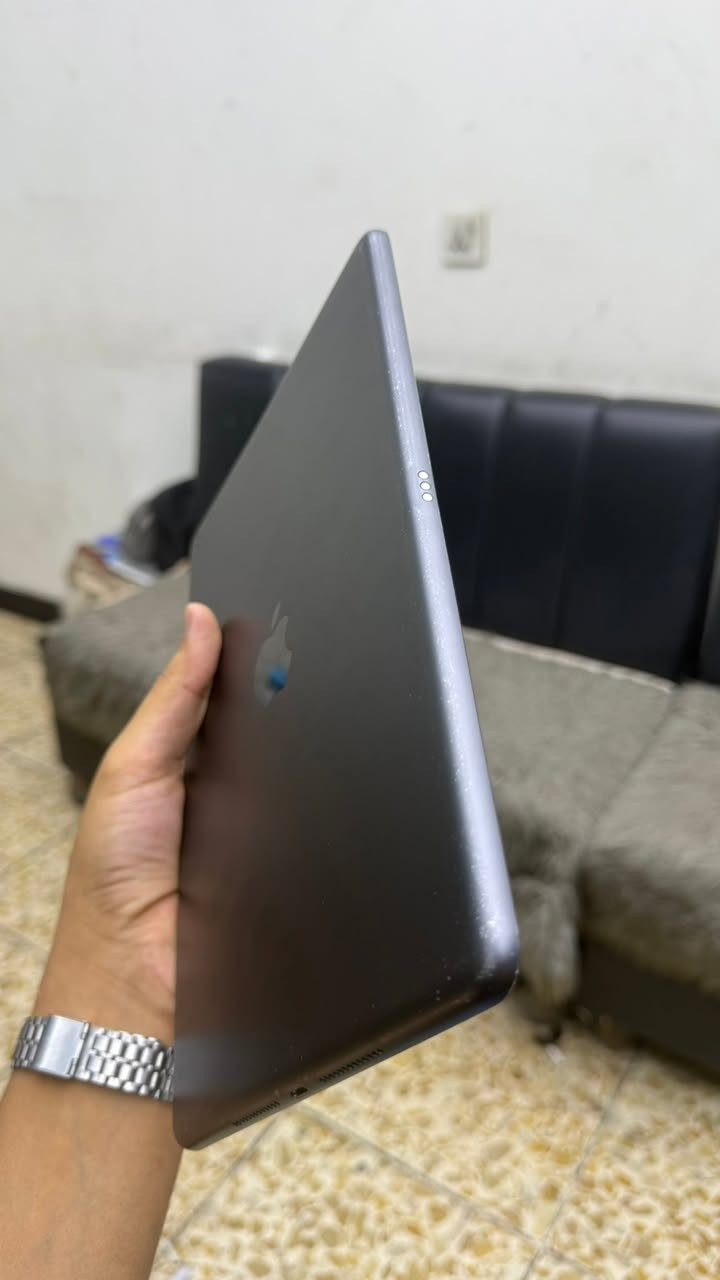 ايباد 9 نضيف كلش استخدام دراسه ذاكره 64 وبطاريه كلش زينه انسه الشحن  ويا كارتون الاصليه  رايده 240 الف وبي مجال لشراي ***********
