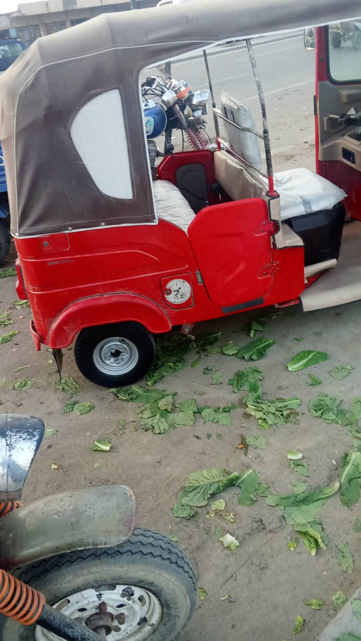 السلام عليكم تكتك للبيع موديل 22 اوراق باسمي سعرها 7700 وبيها مجال الاتصال***********
