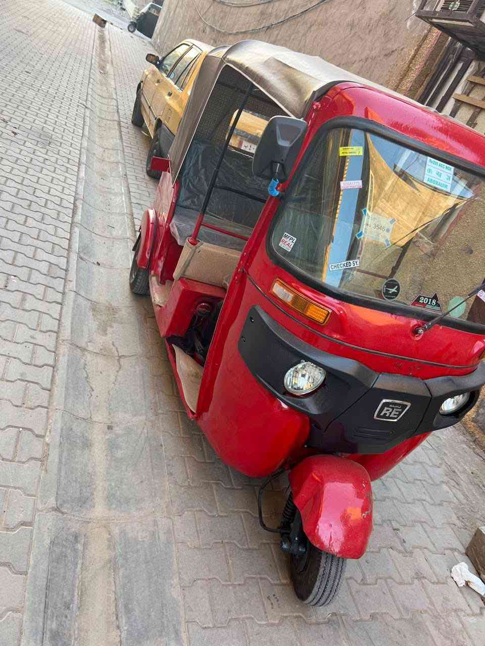 تكتك لبيع موديل ١٨مصبوغه عام محرك عشرين اوراق كفاله لترقيم بيها صالنصه تجاريه يعني تعبانه يرادلها وحده جديده فقط سعرها ٣ونص وبيها مجال قليل مكاني سبع قصور رقم ***********
