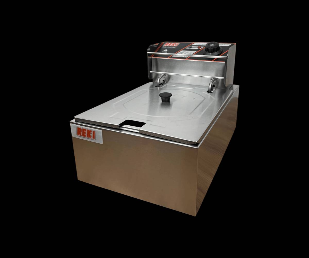 قلاية زيت كهربائية ريكي REKI – سعة 6 لتر

الاستخدامات

مثالية لقلي البطاطس، الدجاج، السمك، الكوردن بلو، والوجبات السريعة المتنوعة.

مناسبة للمطاعم الصغيرة، الأكشاك، أو الاستخدام المنزلي لعشاق الأكل المقرمش.

تساعد في تحضير كميات كبيرة من الطعام بسرعة وكفاءة.

المميزات

سعة كبيرة 6 لتر تكفي لتحضير وجبات عائلية أو تجارية بسهولة.

قدرة تسخين عالية 2500 واط تضمن تسخين الزيت بسرعة وتوزيع حراري متجانس.

تحكم دقيق في الحرارة من 60° إلى 200°C مع مؤشر ضوئي يوضح التشغيل والتسخين.

تصميم من الفولاذ المقاوم للصدأ (ستانلس ستيل) مقاوم للصدأ وسهل التنظيف.

سلة قلي مزودة بمقبض بلاستيكي عازل للحرارة لسلامة الاستخدام.

غطاء معدني مع فتحة تهوية يمنع تناثر الزيت أثناء القلي.

لوحة تحكم أمامية بإنارة مزدوجة (POWER  HOT) ومقبس اختيار درجة الحرارة.

مؤشر حرارة مخصص لعدة أنواع أطعمة (دجاج، سمك، ستيك، بطاطا).

حماية من الجفاف (Spill Limit Switch) تمنع تشغيل السخان بدون زيت.

مزودة بقاعدة معدنية داخلية مثقبة لتوزيع الحرارة بشكل أفضل وحماية عنصر التسخين.

الجهد الكهربائي: ‎220–240V‎  التردد: ‎50Hz‎.

محتويات الصندوق

القلاية الكهربائية سعة 6 لتر.

سلة قلي معدنية بمقبض مقاوم للحرارة.

غطاء ستانلس ستيل.

لوحة تشغيل حرارية مدمجة مع مصابيح مؤشر.

دليل الاستخدام باللغات المتعددة.

الملاحظات

الأبعاد الكلية للكرتون: الطول 45 سم × العرض 30 سم × الارتفاع 29 سم.

بلد المنشأ: الصين (Made in P.R.C).

يُمنع تشغيل الجهاز بدون وجود زيت داخل الحوض.

يجب تنظيف القلاية وفصلها عن الكهرباء قبل أي صيانة أو غسل.

يوصى باستخدامها على سطح مستوٍ ومستقر وبعيد عن الماء.