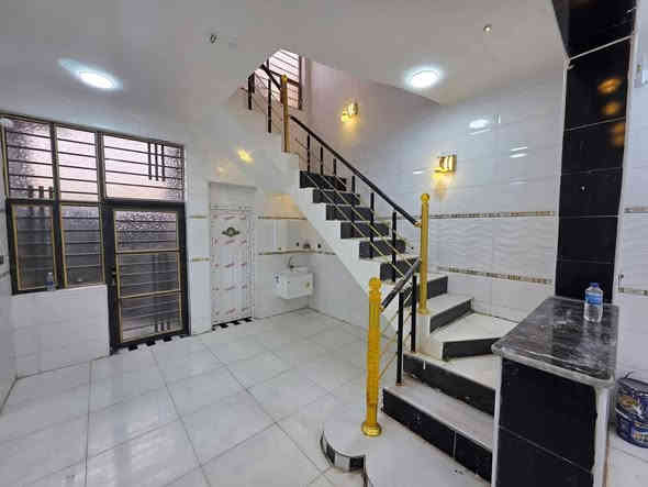 السلام عليكم 
 فضلاً اقرأ المنشور للأخير
 بيت 125 متر مربع ركن وجه على ساحه كافة الخدمات مرقم من قبل البلديه العنوان حي الحكيم نزلت الوائليه يبعد عن الشارع الصب 50 متر يعني تبليط بصفه كلش موقعه جدآ ممتاز يتكون من غرفتين نوم وصاله ومطبخ وستقبال و منور وصحيات داخليه وخارجيه بيت شقله درجه أولى تجي وتشوف بعينك السعر المطلوب 60
***********
