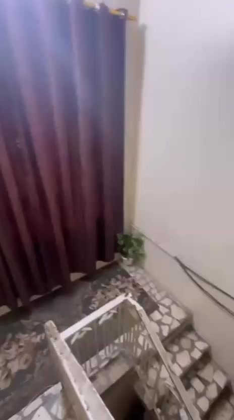 السلام عليكم بيت طابقين للبيع سعر مساحه ٢٠٠ متر سعر المتر ٤و نص 
الطابق الاول 
غرفة استقبال 
غرفة نوم 
حمامين 
مطبخ حار
مطبخ بارد
ممر 
الطابق الثاني
ثلاث غرف سويت
شارع الضريبه قرب أسواق تبارك
محله ٥١٦ اول فرع بعد الشارع العام 
***********
