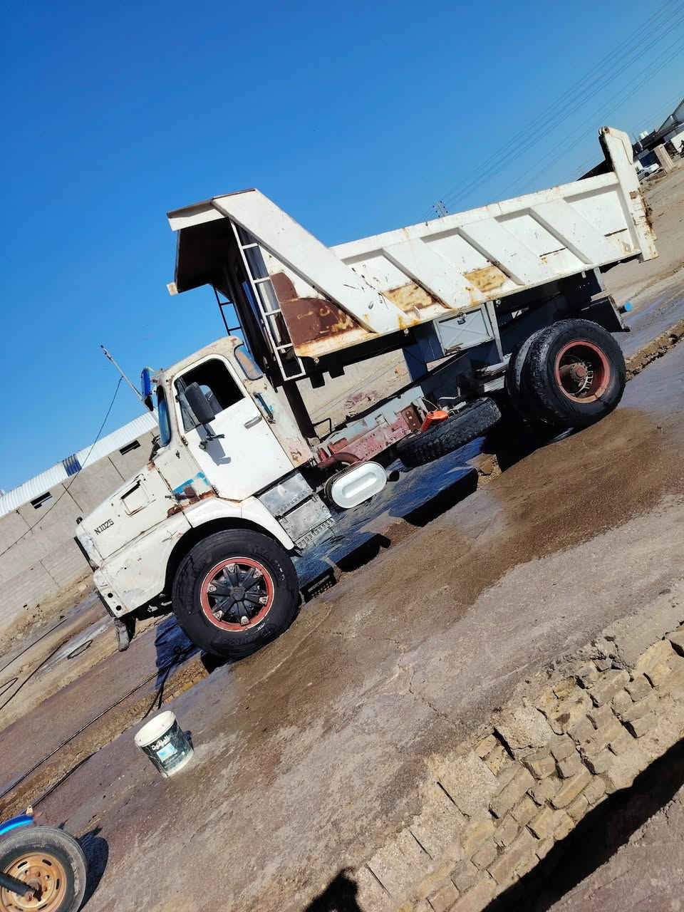 السلام عليكم سياره للبيع فالفو موديل 81 تخم تاير مكينه ج10 ستندر كير 4/4 اكسن جديد تخم تاير سنويه 27 مداور ثاني يوم شرط التحويل الاستفسار ***********
