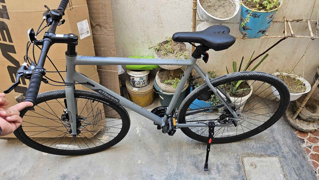 للبيع دراجة هوائية هجينة من نوع E11EVEN، وتتميز بالتالي

هيكل مصنوع من الألمنيوم وخفيف الوزن.

فرامل قرصية (Disc brakes) للأمان.

مقاس العجلات 28 بوصة، 

المكان بابل المسيب 
السعر 250 قفل مع الخوذة
 الخوذة ماركة والجون خفيفة جدا على الراس 
مستخدم شهر فقط 
***********
