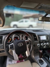 للبيع سيارة تيوتا سيكويا 2014 بلاتينيوم المحرك 5700 V8 زوج تاير جديد ب...