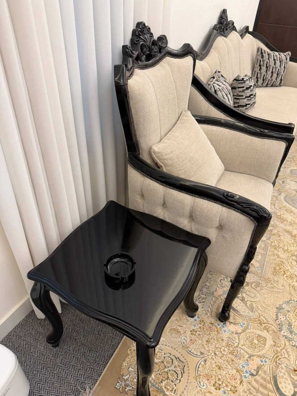 قنفات جدد جداً ما مستخدمات كلاسك ملكي طبي درجة اولى
السفنج مريح ما ينزل

العدد 

2 قنفات كبار تكفي ٤ أشخاص

4 قطع نفر واحد

طاولة كبيرة وسيطة مع ٢ طاولات صغار 

التخم كامل مع طاولاته 

سعر الشراء ٤ ملايين 

سعر البيع ٣ ملايين 

البصره حي المهندسين

***********
