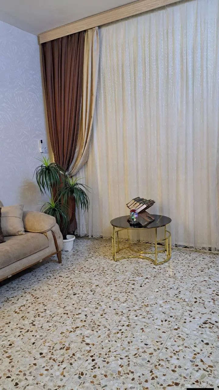 بسم الله الرحمن الرحيم 
بيت ٩٠ م واقع حال ١٠٠ م مربع طابقين 
 سند ٢٥ طابو زراعي ملك صرف 
  يحتوي على
الطابق الأرضي 
 غرفة نوم  واستقبال ومطبخ كبير وحمام وتواليت  ومنور 
الطابق الاول
غرفتين نوم وصاله وصحيات ومنور 
الطبق الثاني 
بيتونه وسطح .
خدمات كامله( كهرباء ،ماء ، تبليط ، ومجاري .
الموقع الشعب السريدات مدخل منصور الركابي بداية المربع الأول. 
وجه المنطقه على الشارع التجاري . يعني يصلح للسكن او للاستثمار .
السعر ١٢٠ مليون .
 للاستفسار الاتصال  ***********
او واتساب
