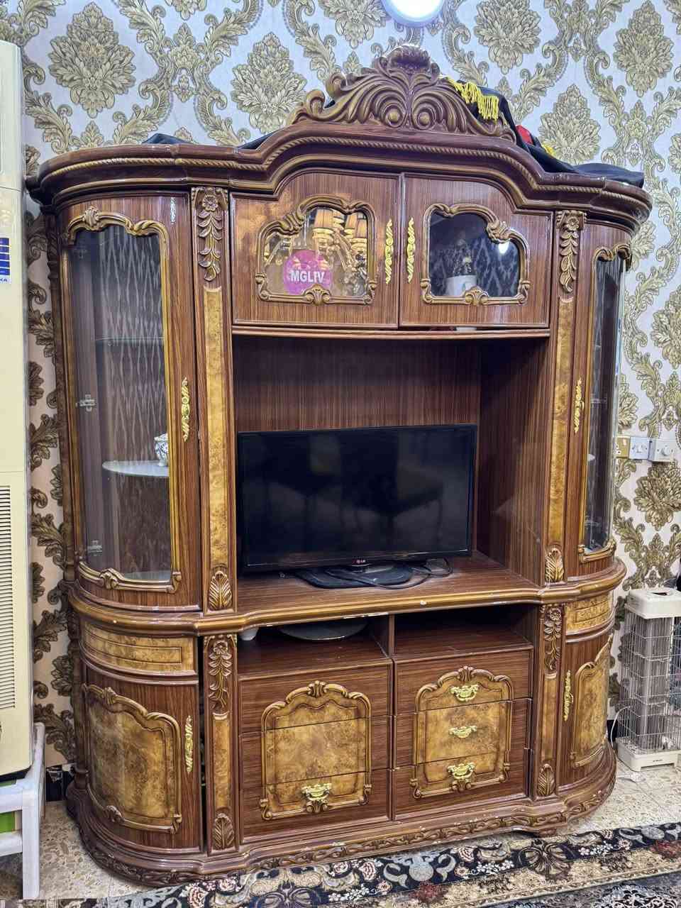 للبيع بوفيه تركي نظيفه اخت الجديده سعرها 250 وبيها مجال للتواصل خاص او واتساب ***********
