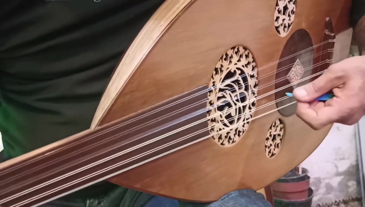 السلام عليكم (( صناعتنا ))
من خشب الجوز والصندل
الوجه سبروس
المفاتيح ابنوس
الاوتار كروشنر
مع تحيات باسل الجراح لصناعة الة العود العراقي
واتساب ///***********
