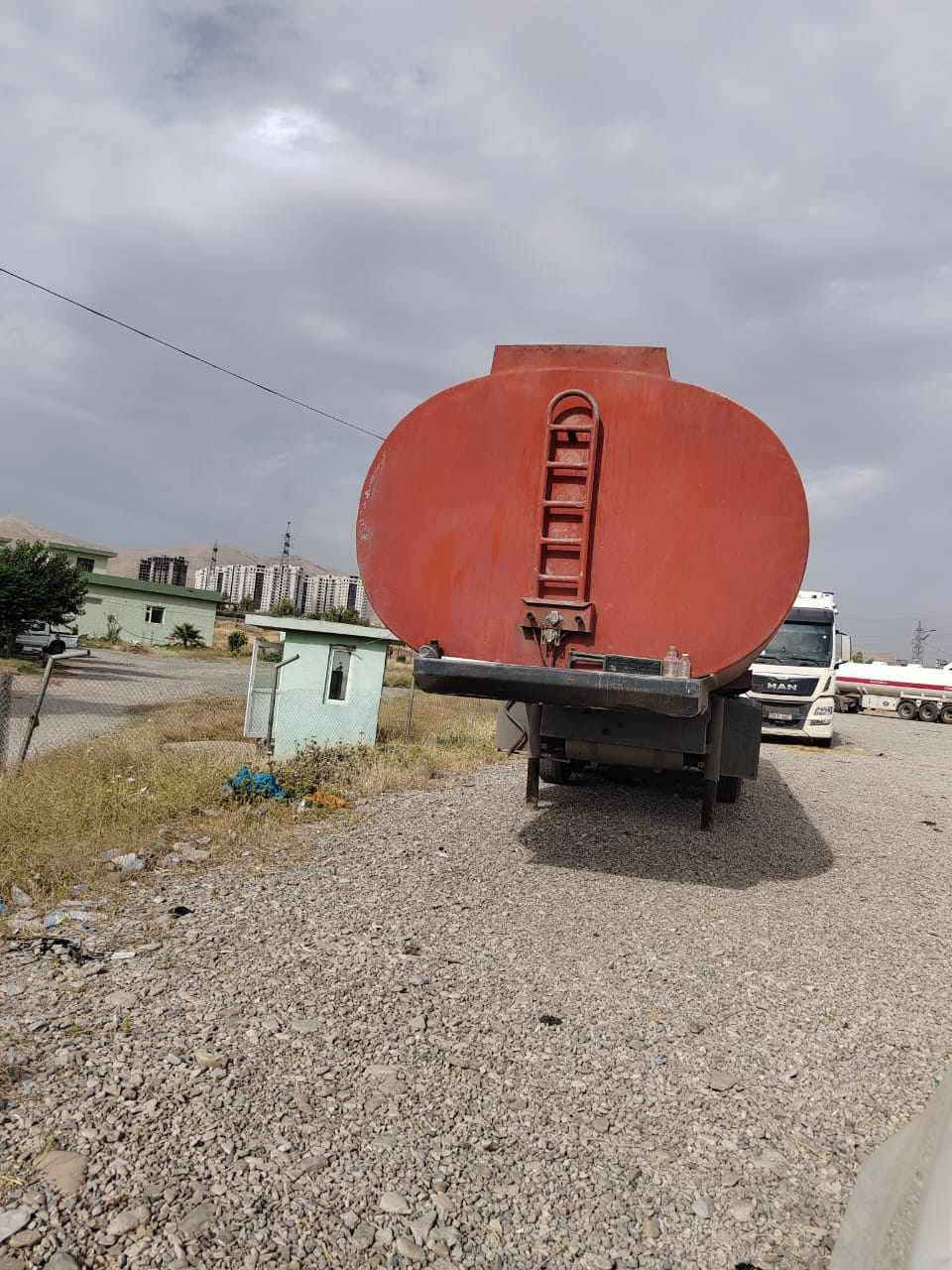 تەنکی
قاتعی کە بسە لە حیمی بیوە نیە ناویشی باکە ٢٧ تە ن و٣٠٠ نە فتا ئە گری دووجوت تایە ی تازە یە سە حالە کە ی نیوە یە قفلی تازە یە جایزە بۆئیش   علوجە  
لێجونو کونی نیە بەشەرت 
***********
