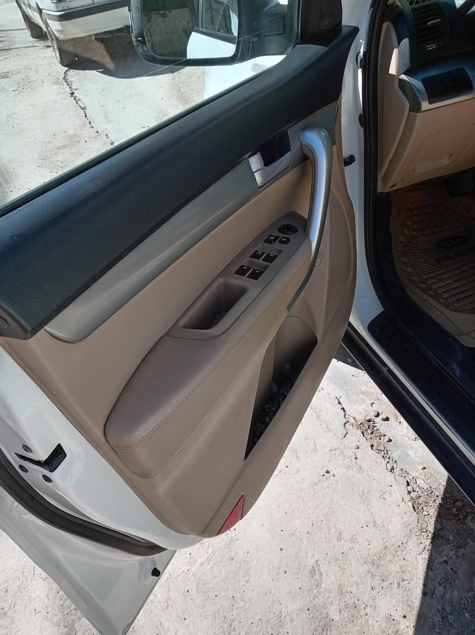 السلام عليكم
سياره سيرنتو للبيع 
2012 السياره جديده 
مكفوله من كلشي كير ومكينه
وحداديه طخم تايه جديد 
السياره بيها فقط شبر صبغ 
مثل ما اموضح بل صوره 
باتري جديد ويل كب تبريد 
تدفئه كلو شغال
ال سياره 7راكب 
السياره بسمي وهز جديده 
سعر 150 وبيها مجال 
عنوان السياره⬅️ موصل حي 
الحدباء الايسر  
الاستفسار⬅️ ***********
                   ***********
