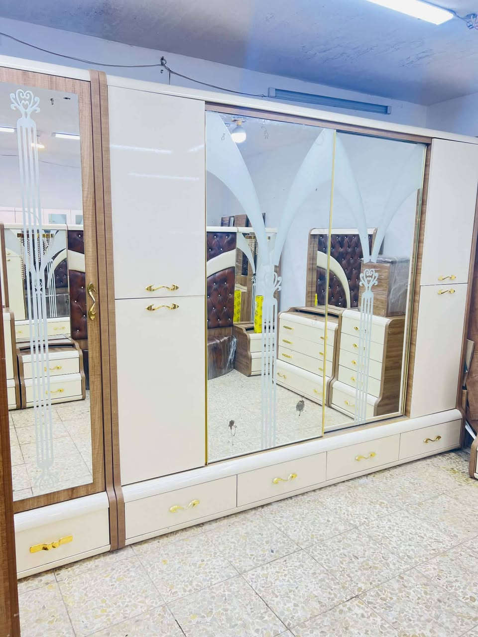 ✨ غرفة تركي  اصلي بلوك 11 قطعة ✨
 سرير مخزن  ضهر بلوك
 قماش وتر بروف أصلي
✨ نظافة 95 /💯
سعر مناسب كلش
🚚 شد ونقل مجاني داخل بغداد
📦 توصيل للمحافظات بكروه


**إذا كنت صاحب هذا الإعلان وتريد حذفه لأي سبب، رجاءا أرسل رسالة إلى الدعم الفني**