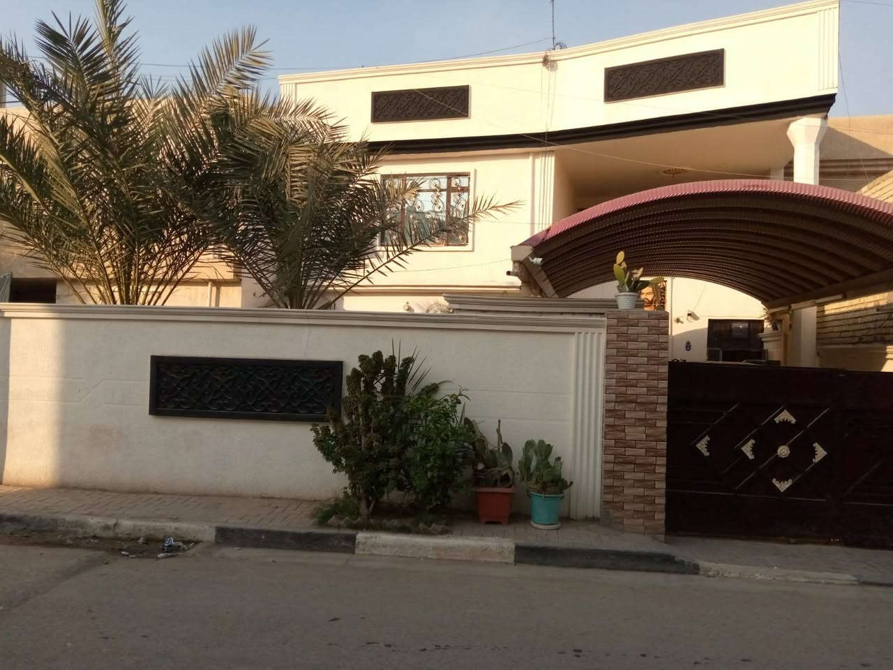 (بسم الله الرحمن الرحيم )  دار. للبيع ملك صرف في منطقة الزعفرانية دور الخمسه المساحه الكليه /260/متر مربع طابقين. الطابق الارضي يحتوي على  حديفه وكراج واستقبل وغرفتين نوم ومطبخ ومجموعة صحيات والطابق الثاني استقبال مع غرفتين وبلكونه ومجموعة صحيات وبيتونه وسطح شتايكر للاستفسار الاتصال على الرقم*********** تحياتي
