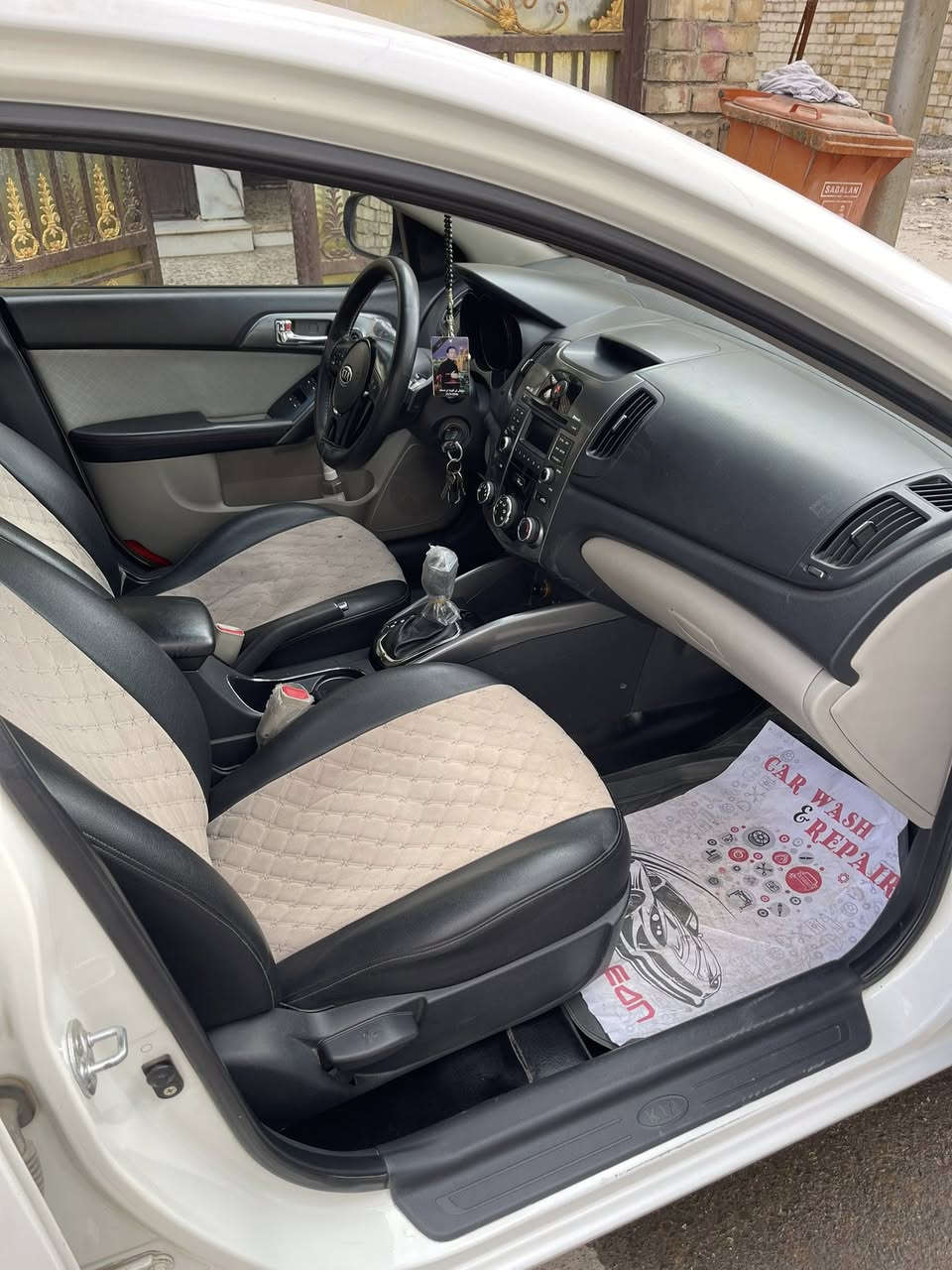 السلام عليكم للبيع سيراتو 2013 بدون صبغ بيها بارد بالداير مال جاملغ الخلفي فقط اسبير مازل كير مكينه تبريد صدر كفاله  فول مواصفات ماعده البصمه مكاني بغداد السعر 113 وبيها مجال للطيبين ***********
فتحه 
إشاره ب مري 
شفتات استيرن 
لد نهاري 
تحكم استيرن
