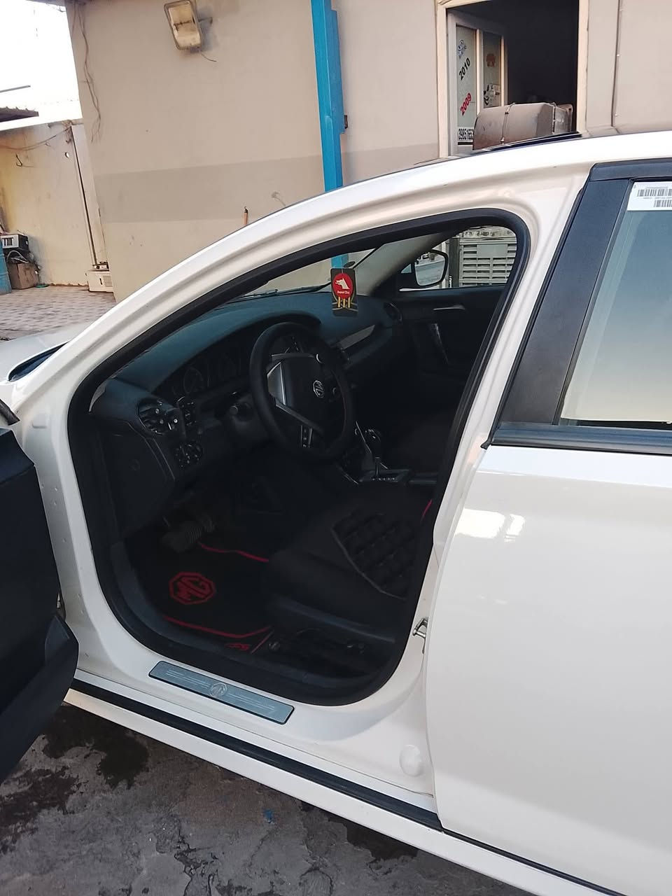 🚗 للبيع – سيارة نظيفة جداً
🔹 النوع: MG 6
🔹 الموديل: 2014
🔹 المحرك: 1.8 بنزين
🔹 القير: أوتوماتيك
🔹 اللون: أبيض
🔹 المقاعد: جلد
🔹 عدد المقاعد: 5
✨ المواصفات: فول
✔️ فتحة سقف
✔️ تشغيل بصمة
✔️ مثبت سرعة
✔️ مرايا جانبية كهربائية
✔️ مقاعد كهربائية
✔️ شاشة ولوحة قيادة رقمية
✔️ 6 وسائد هوائية
📄 اللوحة: أربيل خصوصي
محركها بي صوت 
السعر والتفاصيل على الخاص 
📞 للتواصل: ***********
