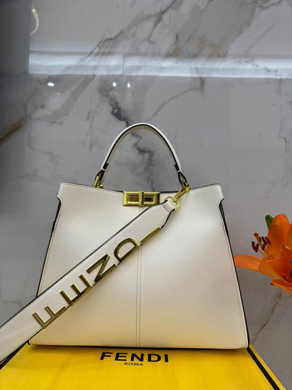 أناقة لا تُقاوم مع حقائب فندي ✨
تصميم فاخر يضيف لمسة فخامة لكل إطلالة.
احملي التميز في كل خطوة 
حجم 42 سم جلد ممتاز ماستر كوالتي مع اختام من الداخل والخارج بالاضافة الى اكسسوار ذهبي طلاء ثابت
للحجز الاستفسار مراسة الخاص
يوجد توصيل بغداد وكافة المحافظات


**إذا كنت صاحب هذا الإعلان وتريد حذفه لأي سبب، رجاءا أرسل رسالة إلى الدعم الفني**