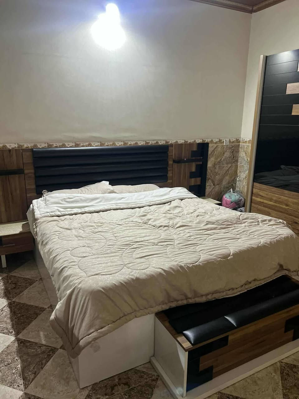 للبيع غرفة عنواني بنجى علي ***********
السعر 450 بيه مجال شراي اتصل
