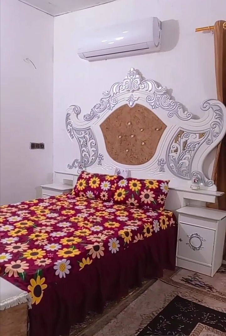 غرفة صاج عراقي بلون ابيض 
متكونة من 8قطع 
فقط تاج الميز ابو لمراية مكسور
السعر 600وبيها مجال 
الرقم ***********
