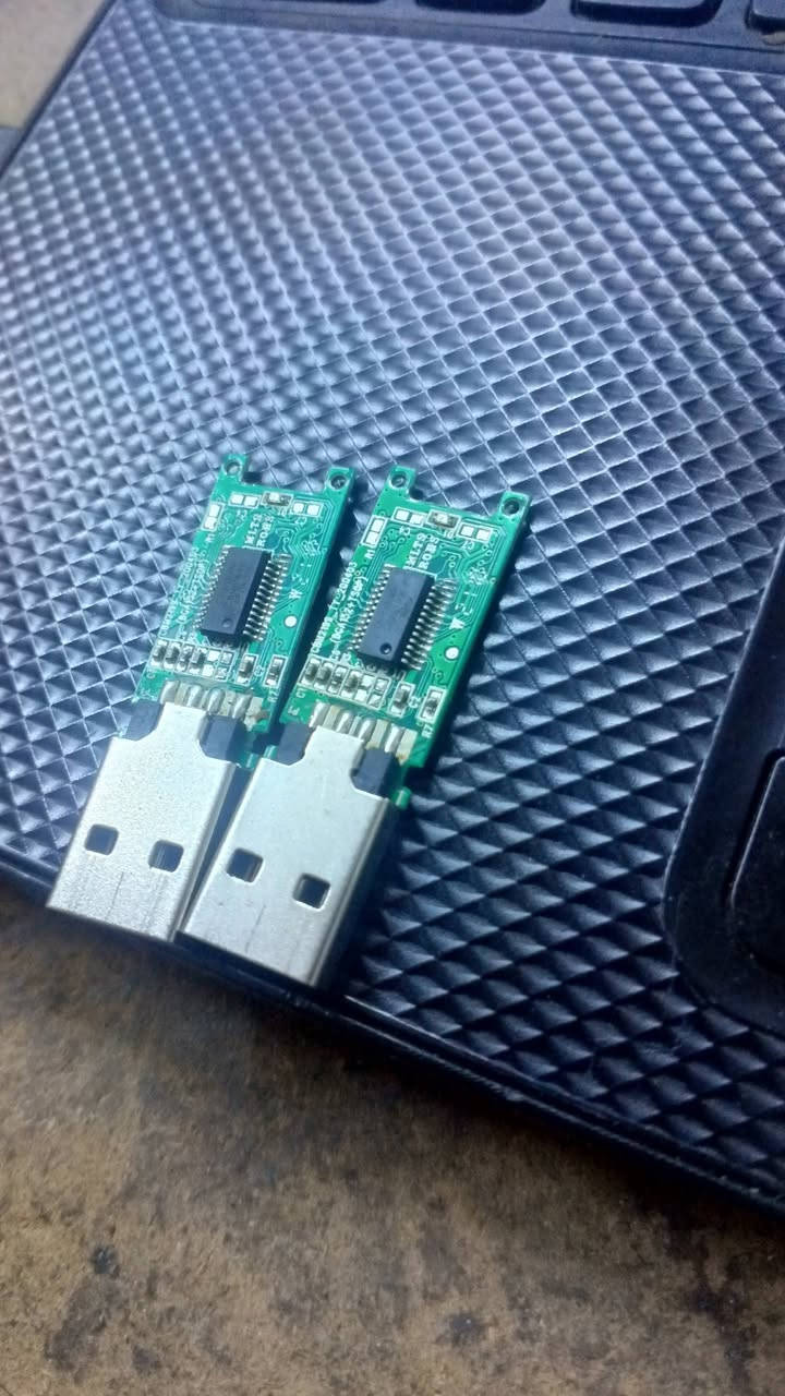 فلاش 3  قطع باقيات  سعة الواحد منهن 1.TB واحد تيرا  شغالات.  للبيع شكد يسون


**إذا كنت صاحب هذا الإعلان وتريد حذفه لأي سبب، رجاءا أرسل رسالة إلى الدعم الفني**