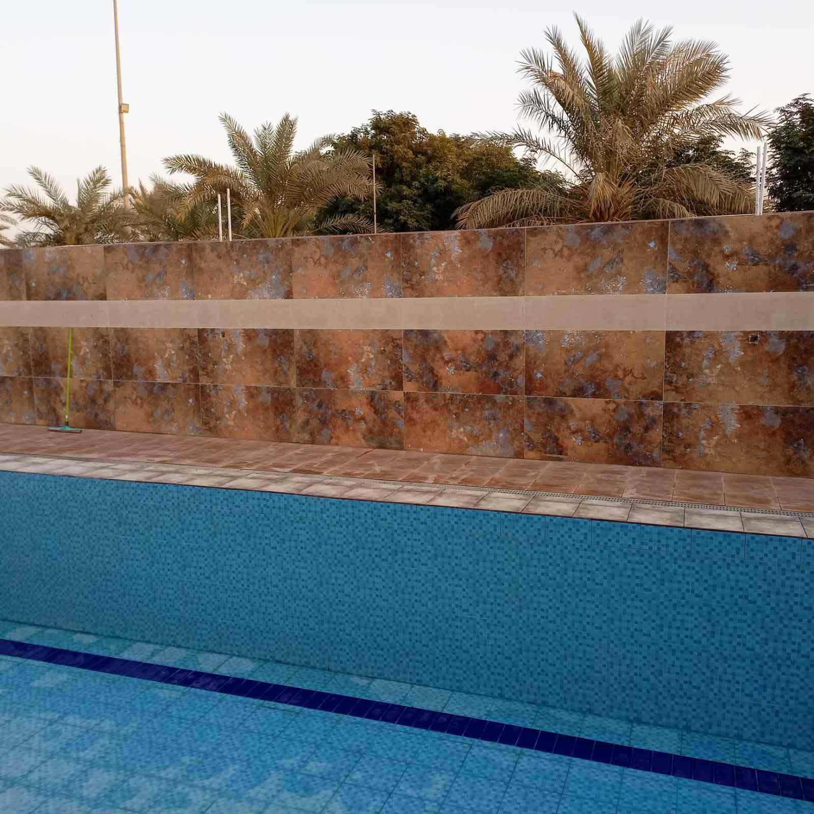 السلام عليكم خلفه سيراميك جدران وأرضية هذا جزء من شغلي اتصال عل رقم ***********
