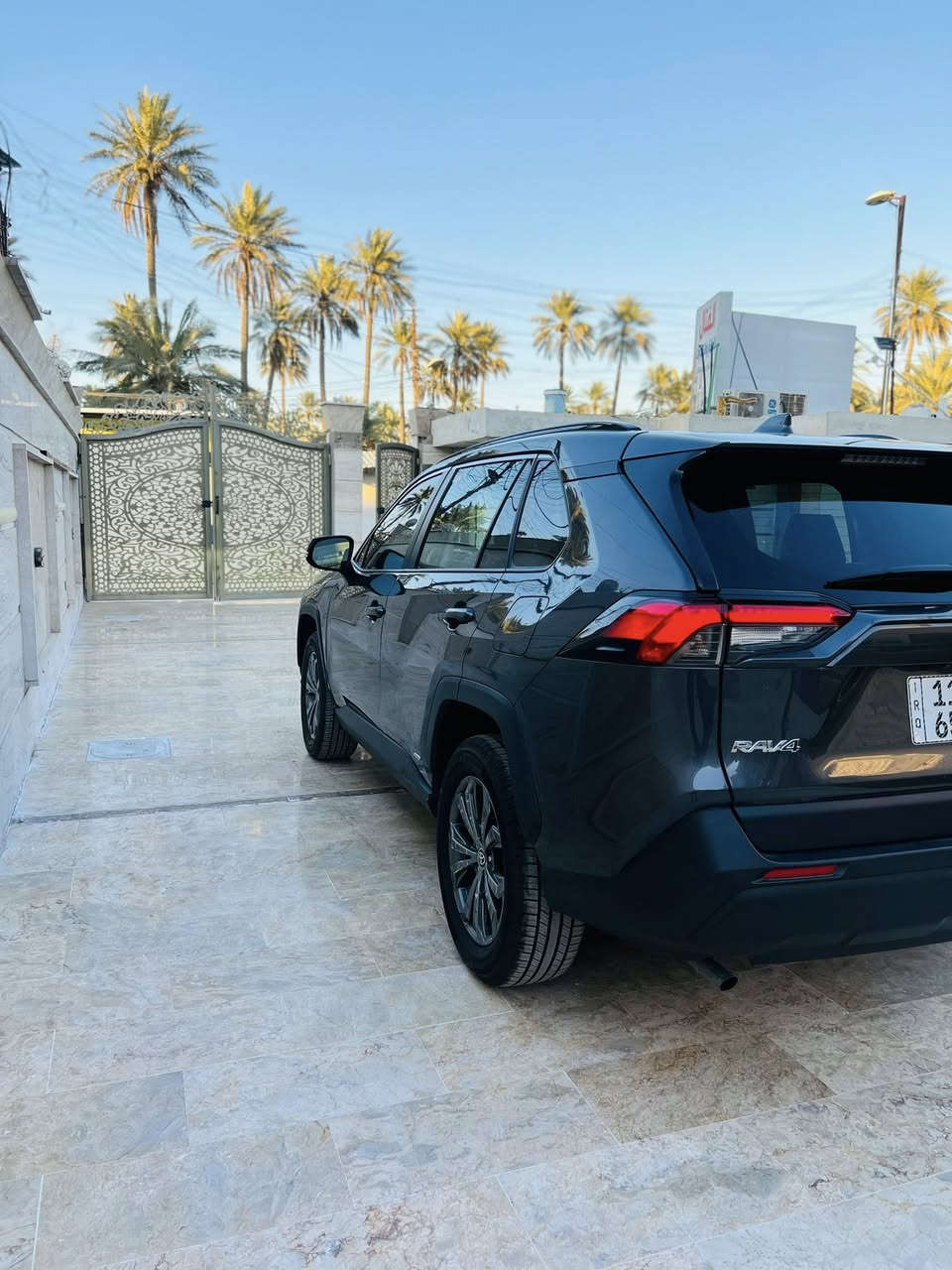 السلام عليكم 😎🔥 بيع فقط 
تيوتا راف فور 2025 هايبرد 
دخول جديد ترقيم جديد سنويه ب اسمي 

ضرر موضح ب اسفل المنشور 🔻🔻بدون ايرباك 🔻🔻
بدون قطرة صبغ جاملغ مبدل فقط نفس الون 
عداد المسافه 14 الف mil على مشي امريكا 
الفئه XLE هايبرد 

المواصفات 🔰
بصمه ابواب وتشغيل 
فتحه سقف 
فور ويل 
محرك 2.5  
فول تحكم ستيرن 
شاشه 
مقاعد جلد 
كامره خلفيه 
داخل وخارج زينون 
كشن السائق كهرباء 
مود درايف 3 انظمه سياقه نورمل / سبورت / ايكو اقتصادي 
سايد بريك دكمه 
اوتو هولد 
تحديد مسار 
مانع تزحلق 
نقط عمياء 
رادار 360 درجه 
جنطه كهرباء 
وبعد بيها مواصفات 

📍عنواني بغداد الكاظميه 

📞 ***********

📞 ***********

