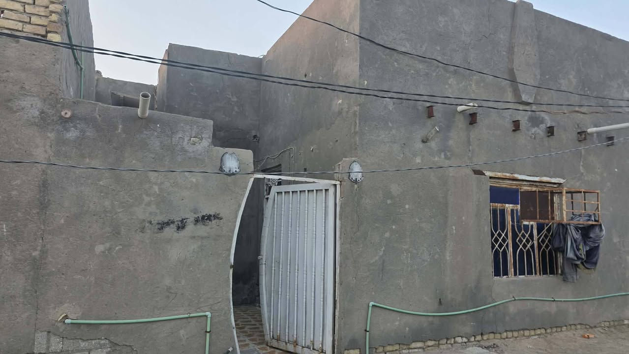 السلام عليكم 
بيع مستعجل  بيت زراعي عند ال معالي خلف سجة القطار بكاع ال مجيبل 
مساحة ١٠٠ م يحتوي على براني وحمام خارجي ومدخل هول وغرفة نوم ومطبخ وتهويه وحمام داخلي 
(وغرفة مخزن فوك السطح بس لبخ لا كهرباء ولا انارة) علمآ البيت جاهز للسكن 
وبسعر جدآ مناسب  ١٦ وبي مجال للشراي للاتصال ***********
