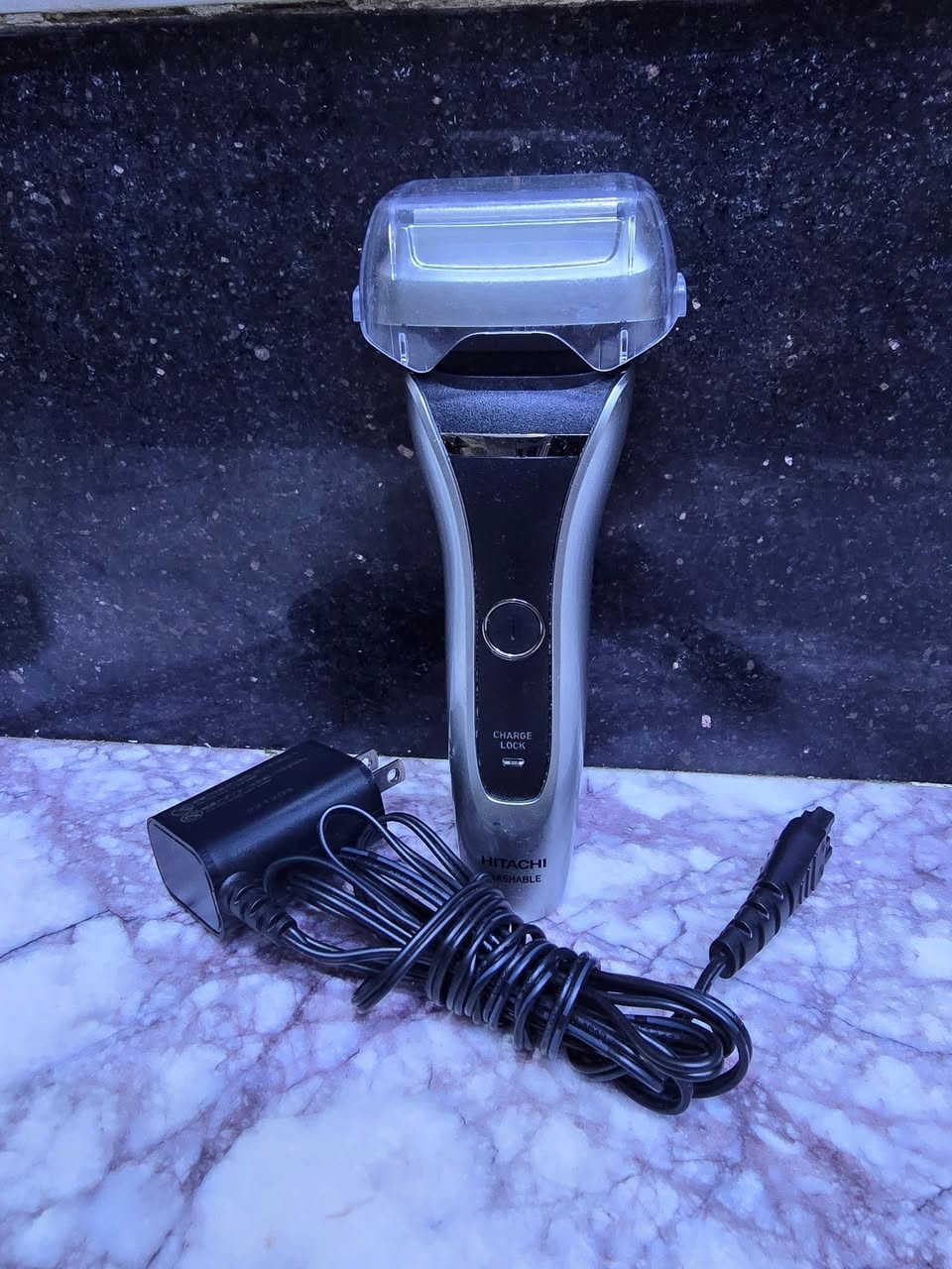 ماكينة حلاقة Hitachi S-blade هيتاشي موديل RM-FJ22 فضية اللون مع نظام حلاقة رباعي الشفرات.تتميز الماكينة بإمكانية غسلها بالماء لتنظيف سهل.تتضمن الحزمة شاحن طاقة ومحول يعمل بجهد 100-240 فولت، مما يجعله مناسباً للاستخدام الدولي.عادةً ما تأتي هذه الماكينة كنموذج حصري لمتاجر Japanet، السعر ٣٥شحن +كهرباء شط الاصلي وشرط النضافة وشرط الشحن والزيان


**إذا كنت صاحب هذا الإعلان وتريد حذفه لأي سبب، رجاءا أرسل رسالة إلى الدعم الفني**