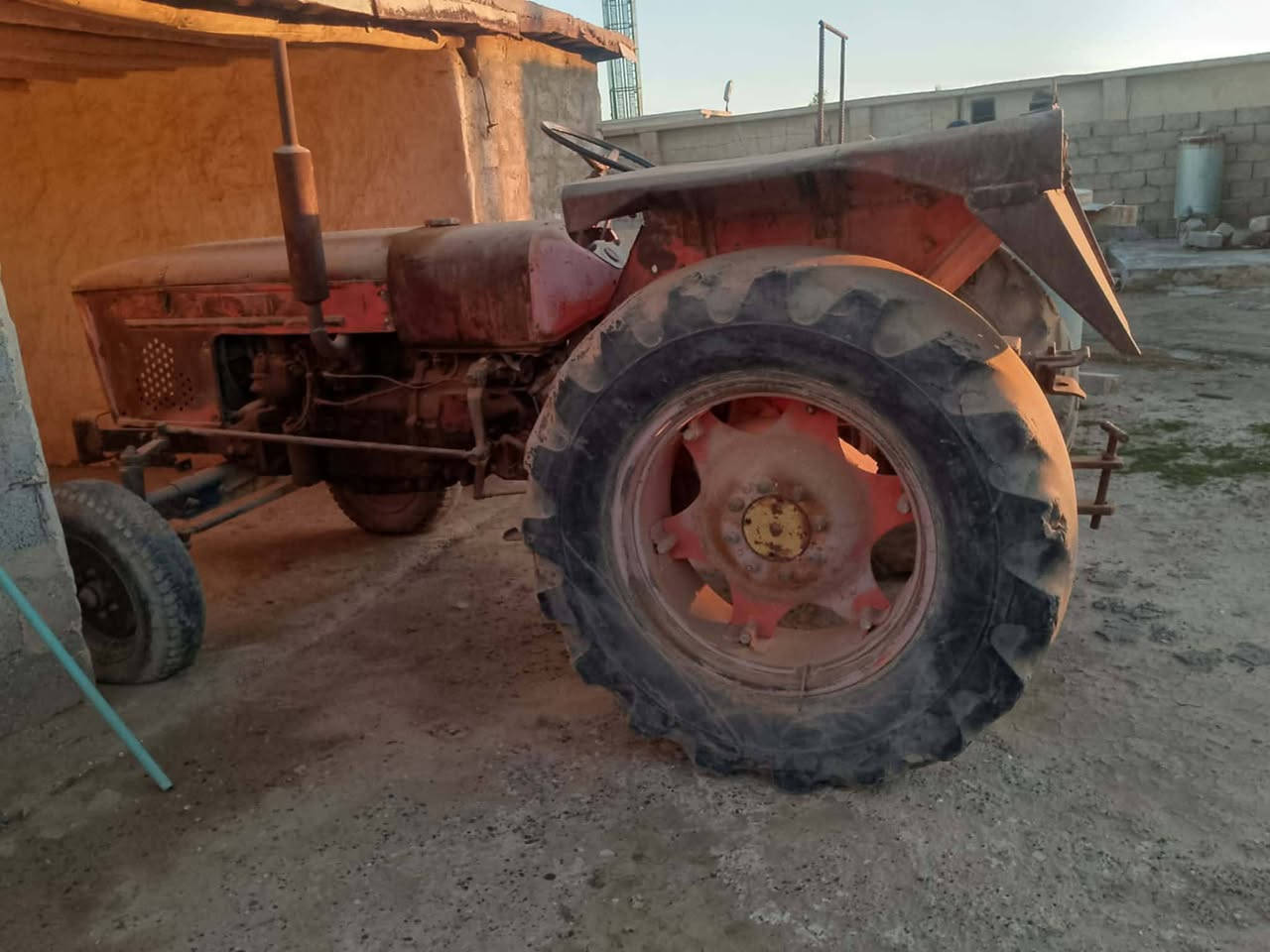 السلام عليكم
عنتر نداء موديل 97  شي جدام لعين عنتر ما تعبان ولكن مهمل 

عربانه حجم لويل 14  نضيفة وبلادية وكاملة  

استفسار نتصال ***********
