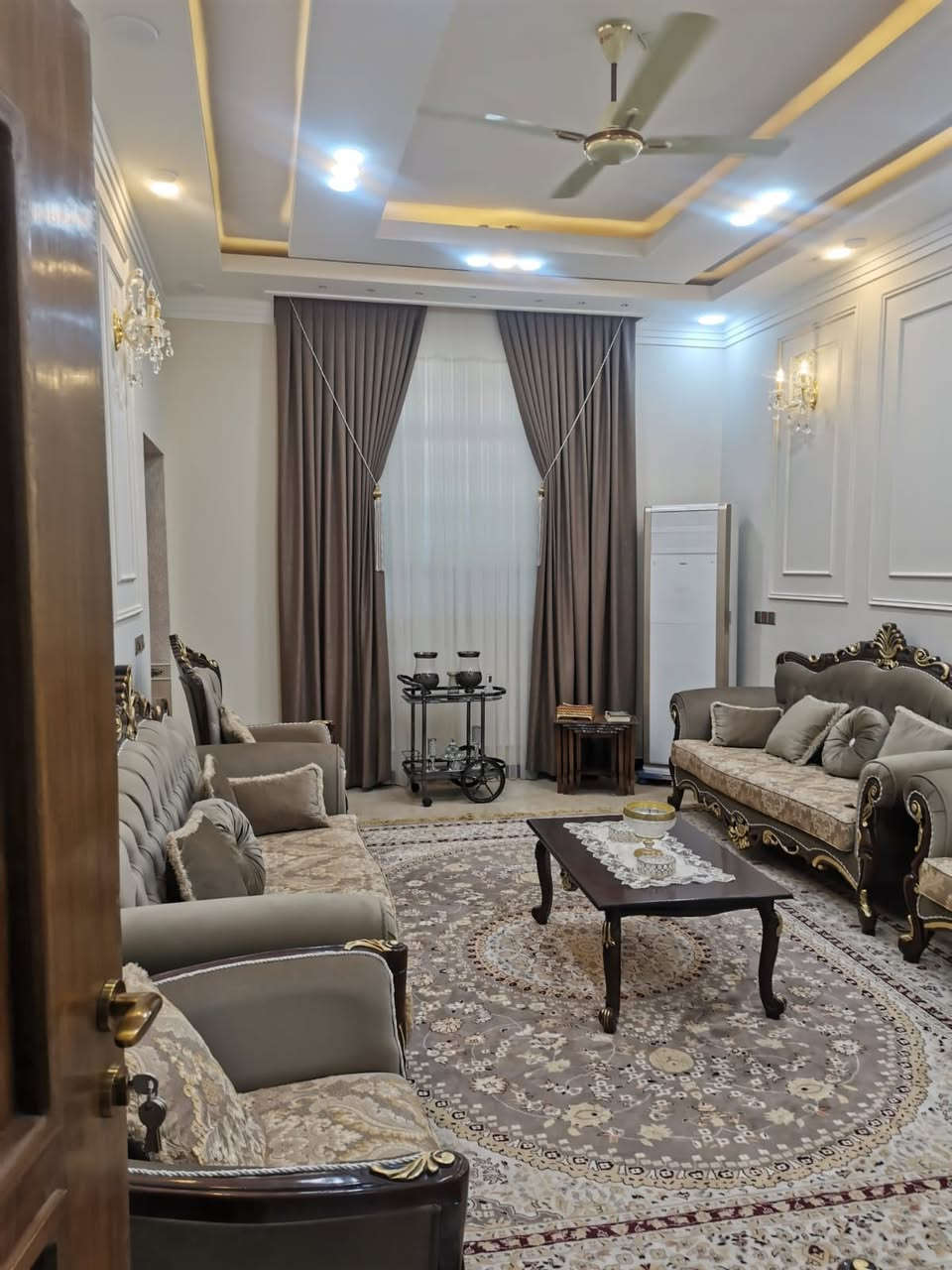 دار سكن للبيع 

العنوان / الموحيه خلف تجهزات اكرم 

المساحه / 200 م شارع ١٥ متر 

تفاصيل البناء/ طابقين مسلح حديث 

ط١/ صاله استقبال غرفتين مطبخ صحيات 

ط٢/ صاله ٤ غرف نوم  صحيات 

ارضيه مرمر +بورسلين +ديكورات مغربيه 

للمزيد من المعلومات يمكنكم التواصل معنا على الرقم التالي 

***********

***********
