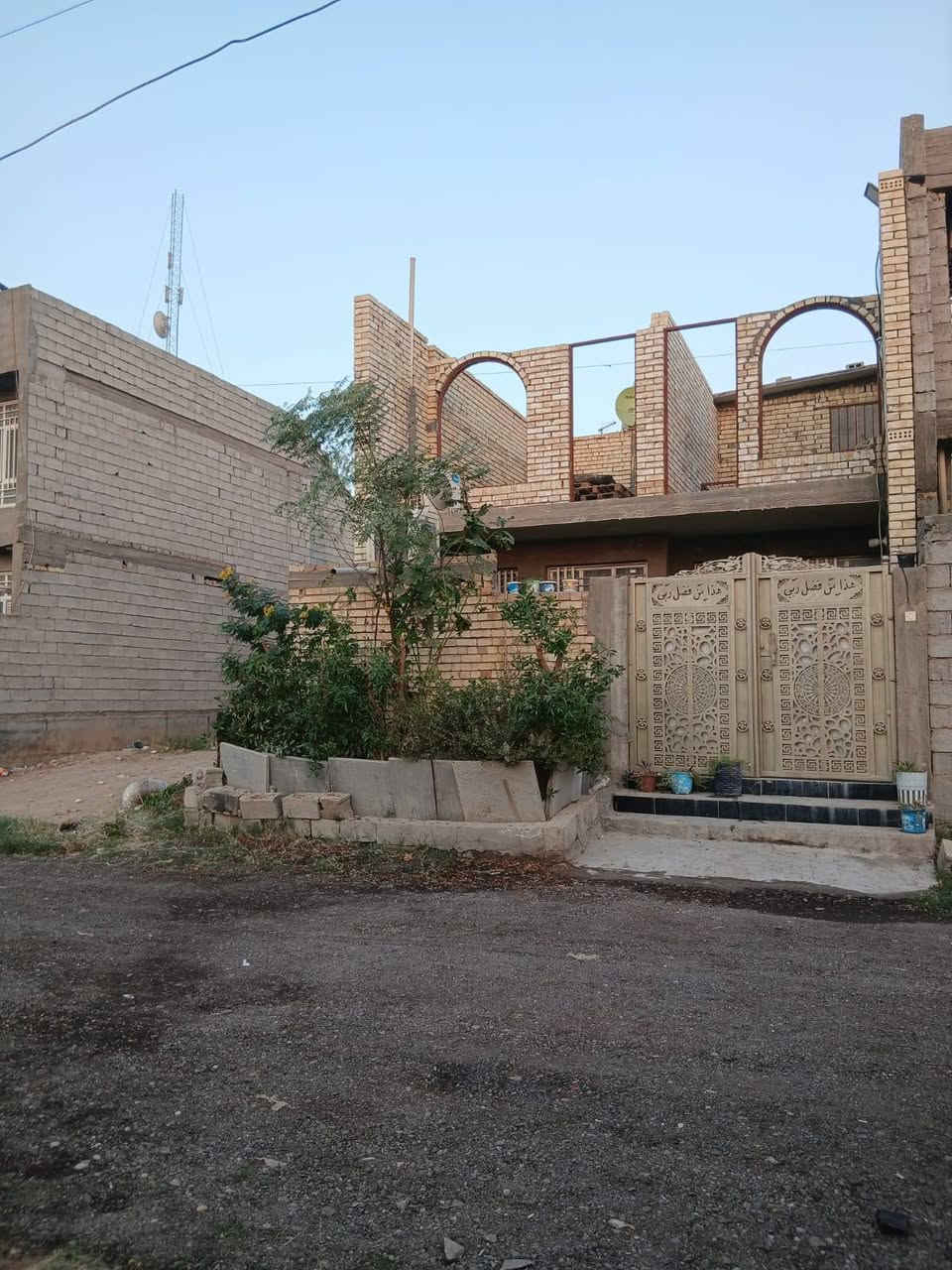 السلام عليكم دار للبيع مساحه 120 متر واجهه 7 نزال 17 
منقطه ناجي طه مقابيل القدس بفرع الجامع زراعي 25 طابقين الأول كامل والثاني نقص بس سكف الاول يتكون من أستقبال و مطبخ و غرفة وصحيات داخلية وخارجيه وصاله وترك خلفي والطابق الثاني 3 غرف و صحيات بناء طابوك درجه اولى الغراض تباع مع البيت للاستفسار الاتصال ***********
